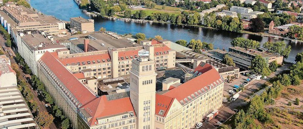 Das zu entwickelnde Areal „Behrens-Ufer“ von Westen aus. Vorne der Peter-Behrens- Bau, im Hintergrund entlang der Spree die Erweiterungsbauten des VEB Werk für Fernsehelektronik. Das dargestellte städtebauliche Konzept ist noch in der Abstimmung mit dem Stadtentwicklungsamt des Bezirks Treptow-Köpenick.