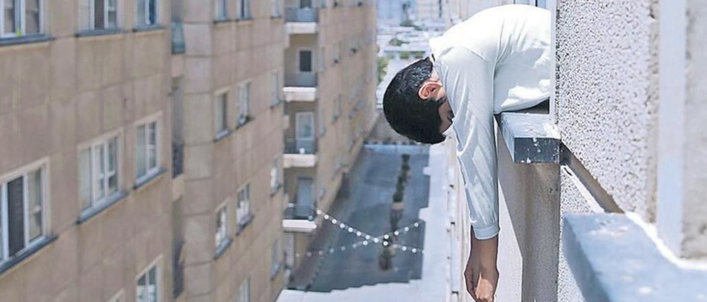 Erschöpfung pur. Selbstporträt der Fotografin Sara Sasani in Teheran.