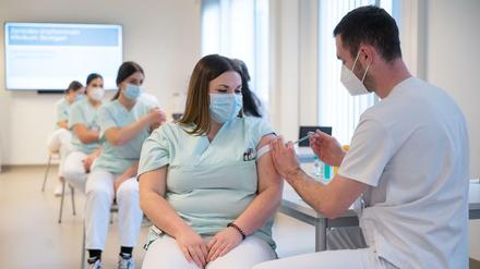 Mit der Ruhe vor dem Ansturm. Medizinstudentinnen und -studenten im praktischen Jahr simulieren im Stuttgarter Pädiatrie- und Patientensimulator im Klinikum Stuttgart eine Corona-Impfung an Pflegeschülerinnen.