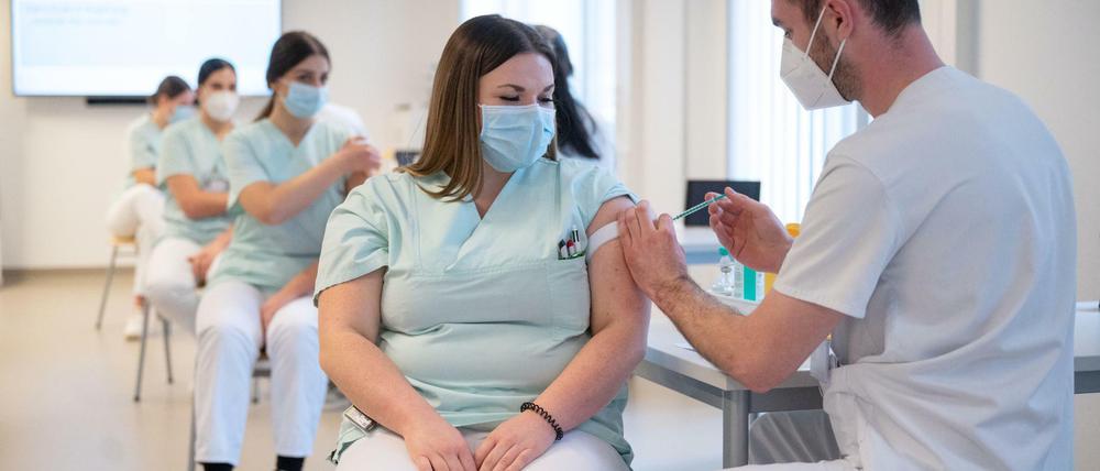 Mit der Ruhe vor dem Ansturm. Medizinstudentinnen und -studenten im praktischen Jahr simulieren im Stuttgarter Pädiatrie- und Patientensimulator im Klinikum Stuttgart eine Corona-Impfung an Pflegeschülerinnen.
