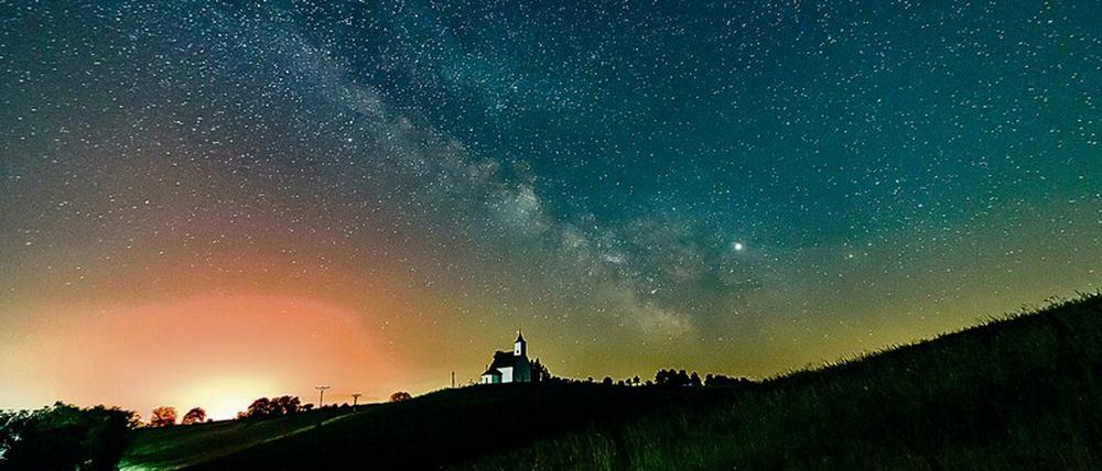 Die Gasriesen Jupiter (rechts) und Saturn werden am Montag am Nachthimmel von der Erde aus gesehen zu einem Lichtpunkt verschmelzen.
