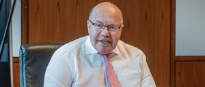 Konservierung der Verbandslandschaft? Wirtschaftsminister Peter Altmaier an seinem Schreibtisch.