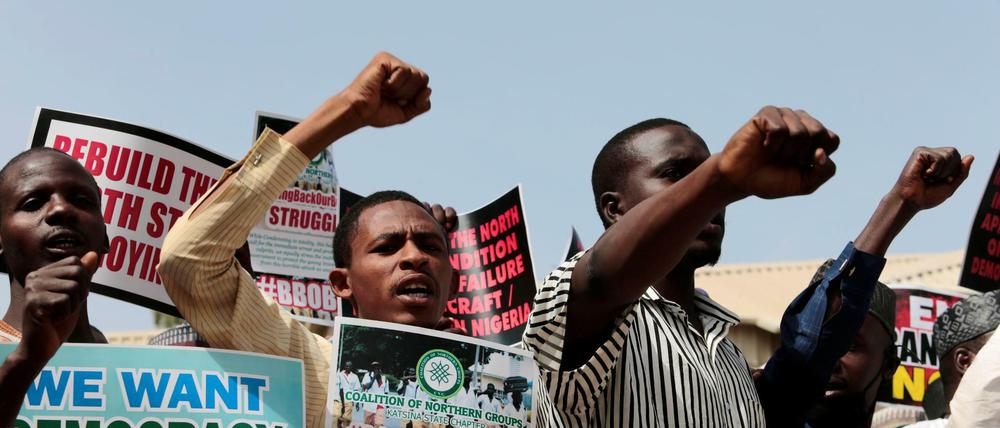 Nach der Entführung hunderter Schüler forderten Demonstranten die Regierung auf, die Kinder zu retten.
