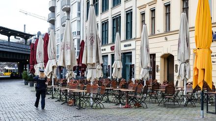 Eine Polizistin geht über den leeren Hackeschen Markt in Berlin.