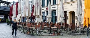 Eine Polizistin geht über den leeren Hackeschen Markt in Berlin.