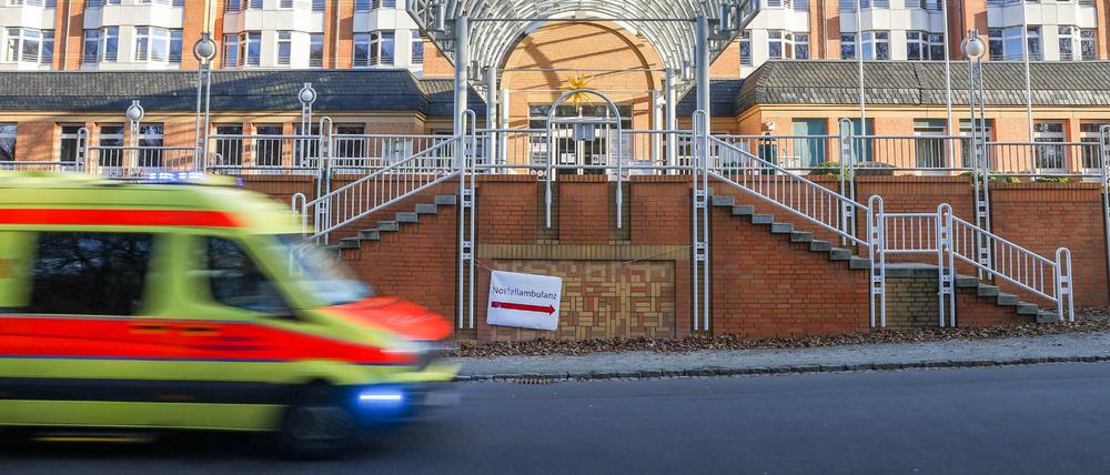 Ein Rettungswagen fährt mit Blaulicht zur sächsischen Collm-Klinik Oschatz.