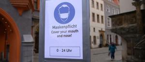 Ein Hinweisschild auf die Maskenpflicht steht an einer Fußgängerzone vor dem Schlesischen Museum im sächischen Görlitz.