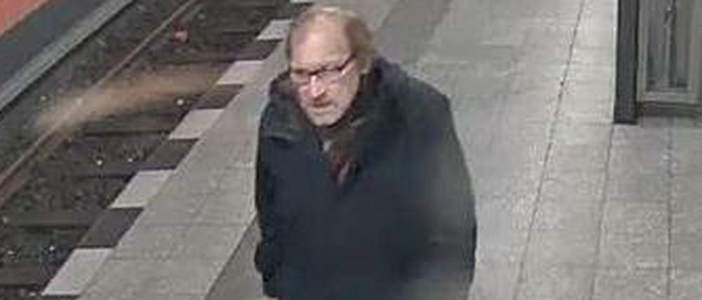 Dieser Mann soll das Feuer am Kurt-Schumacher-Haus in Berlin-Wedding gelegt haben.