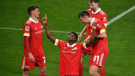Taiwo Awoniyi feiert sein 1:0 - und später den Sieg gegen den BVB.