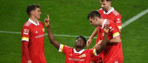 Taiwo Awoniyi feiert sein 1:0 - und später den Sieg gegen den BVB.