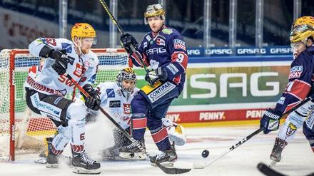 Wiedersehen mach Freude. Mark Zengerle (9) traf in seinem ersten DEL-Spiel für die Eisbären direkt auf seine alten Kollegen – und durfte sich über einen Sieg freuen. Der Stürmer der Berliner spielte in der vergangenen Saison noch für die Pinguins. 