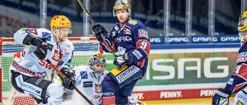 Wiedersehen mach Freude. Mark Zengerle (9) traf in seinem ersten DEL-Spiel für die Eisbären direkt auf seine alten Kollegen – und durfte sich über einen Sieg freuen. Der Stürmer der Berliner spielte in der vergangenen Saison noch für die Pinguins. 