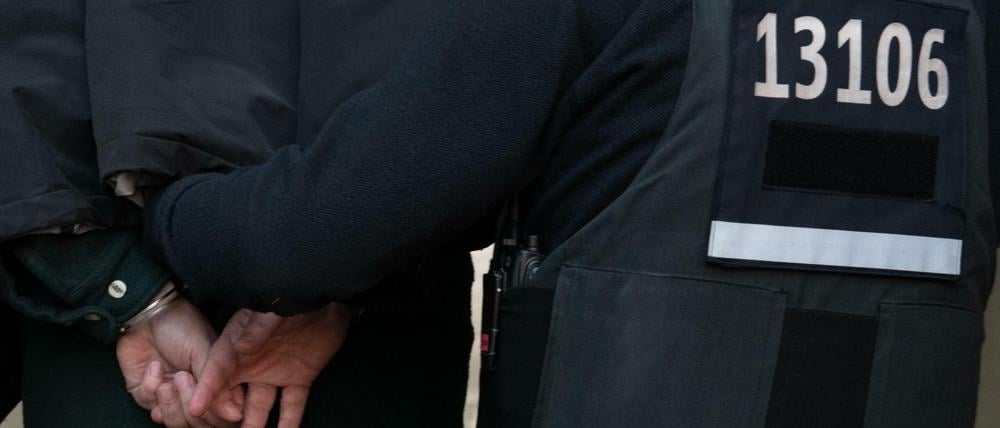 Polizeibeamte führen einen Mann nach einer Razzia gegen kriminelle Clan-Mitglieder im Jahr 2018 in Tempelhof ab.