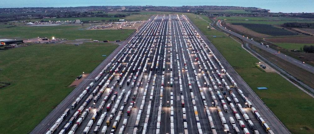 Lastwagen, die auf dem Weg in die EU sind, stauten sich am 22. Dezember im Südosten Englands.
