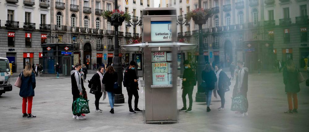 Anstehen für „El Gordo“ in Madrid.