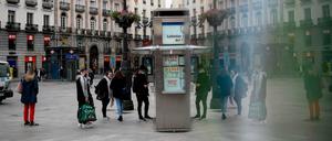 Anstehen für „El Gordo“ in Madrid.