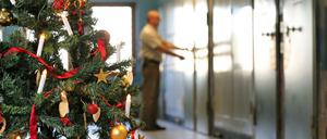 Weihnachtsbaum auf einem Gefängnisflur (Archivbild)