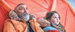 Augustine (George Clooney) und Iris (Caoilinn Springall) müssen die Eiswüste des Nordpols durchqueren.