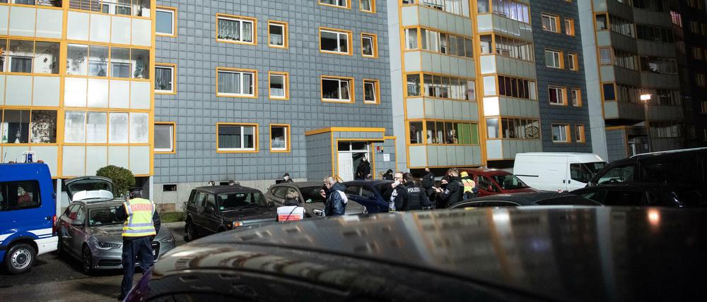 Einsatzfahrzeuge stehen vor dem Hochhaus in der Ahrenshooper Straße im Stadtteil Neu-Hohenschönhausen