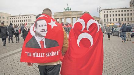 Erdogan-Fans. Der türkische Präsident und die AKP sind bei Türken im Ausland beliebter als zu Hause. 
