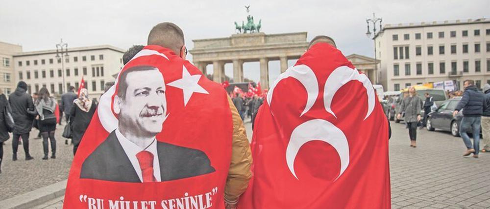 Erdogan-Fans. Der türkische Präsident und die AKP sind bei Türken im Ausland beliebter als zu Hause.