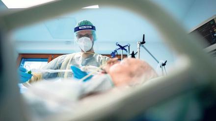Am Limit. In vielen deutschen Kliniken arbeitet das Personal an der Belastungsgrenze. Durch Quarantänepflichten fällt immer wieder Personal aus. 