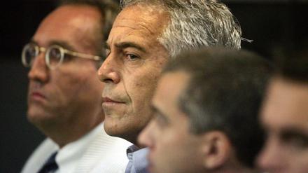 Jeffrey Epstein vor Gericht. Einer seiner mutmaßlichen Komplizen sitzt nun in Untersuchungshaft.