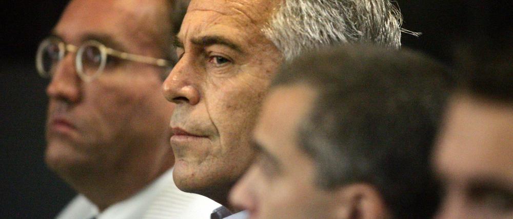 Jeffrey Epstein vor Gericht. Einer seiner mutmaßlichen Komplizen sitzt nun in Untersuchungshaft.