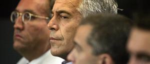 Jeffrey Epstein vor Gericht. Einer seiner mutmaßlichen Komplizen sitzt nun in Untersuchungshaft.