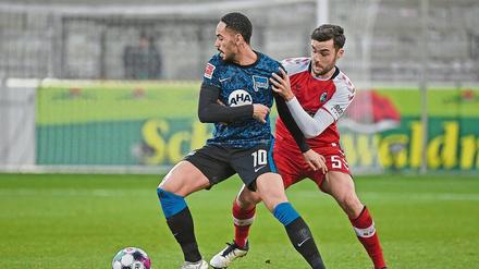 Hart angegangen. Stellvertretend für Herthas Probleme mit den Freiburgern stand Matheus Cunha (l.), dem wenig gelang.
