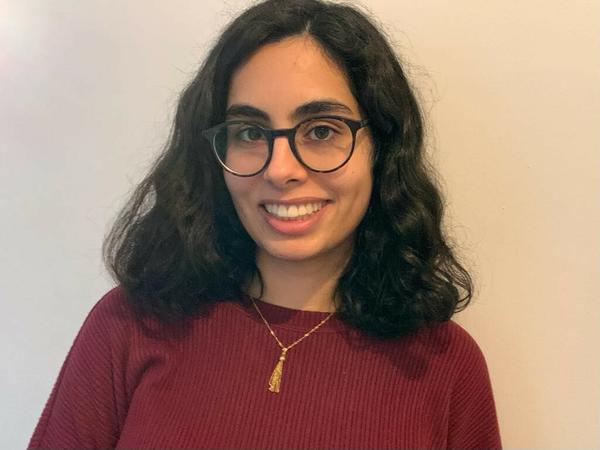 Ein Porträtbild von Roxana Esmaili.
