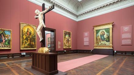 Zwiegespräch. In der Gemäldegalerie steht derzeit ein Kruzifix, das Raffaels Altarbild seine ursprüngliche Aussage zurückgibt.