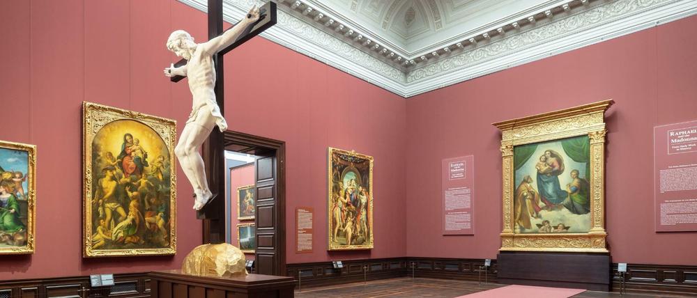 Zwiegespräch. In der Gemäldegalerie steht derzeit ein Kruzifix, das Raffaels Altarbild seine ursprüngliche Aussage zurückgibt.