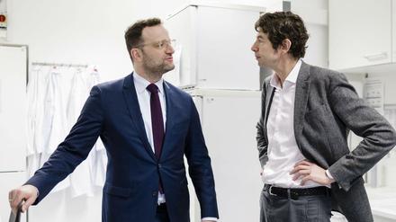 Bundesgesundheitsminister Jens Spahn (CDU) und Virologen Christian Drosten bei einem gemeinsamen Laborbesuch.