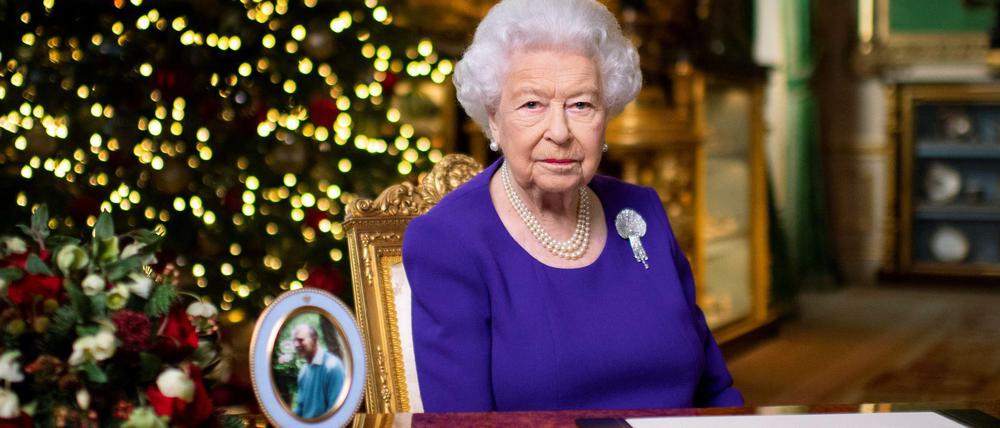 Die Queen bei der Weihnachtsansprache. Sogar bei den Familienfotos wird die Zahl der Kontakte eingeschränkt. 
