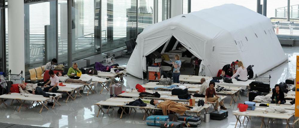 Feldbetten im Flughafen. Auch am Münchner Flughafen strandeten Fluggäste aus Corona-Hotspot Großbritannien.