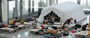 Feldbetten im Flughafen. Auch am Münchner Flughafen strandeten Fluggäste aus Corona-Hotspot Großbritannien.
