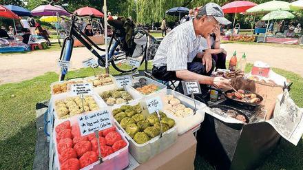 Verkaufsstand auf dem Thai-Markt im Preußenpark in Berlin-Wilmersdorf.