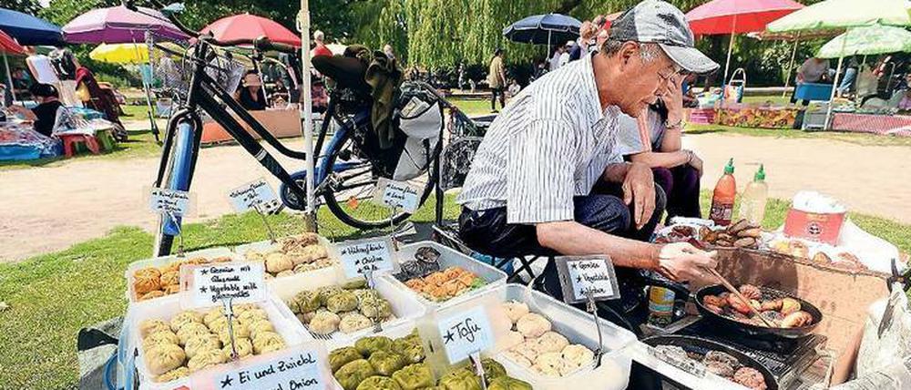 Verkaufsstand auf dem Thai-Markt im Preußenpark in Berlin-Wilmersdorf.
