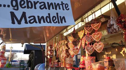 Fast wie ein gewöhnlicher Weihnachtsmarkt: Da dürfen Lebkuchenherzen und gebrannte Mandeln nicht fehlen.