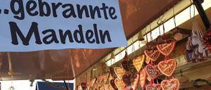 Fast wie ein gewöhnlicher Weihnachtsmarkt: Da dürfen Lebkuchenherzen und gebrannte Mandeln nicht fehlen.