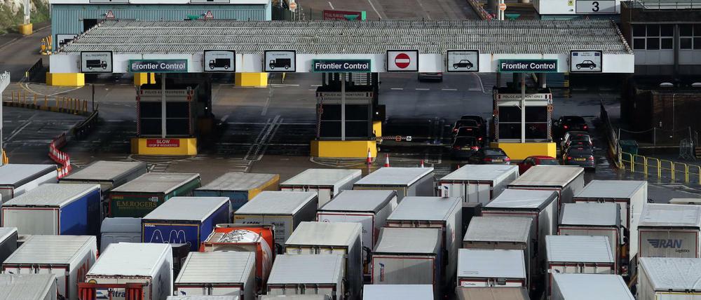 Zwei Wochen vor dem endgültigen Austritt Großbritanniens aus den EU-Institutionen ist bereits der Druck an der wichtigen Handelsroute über den Ärmelkanal zu spüren.