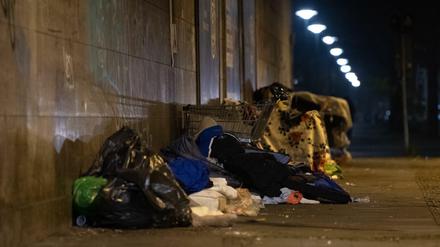 Obdachlose haben ihr Lager unter einer Brücke am Zoo errichtet.