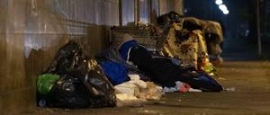 Obdachlose haben ihr Lager unter einer Brücke am Zoo errichtet.