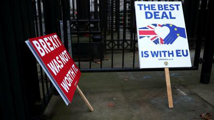 Protest-Plakate in der Downing Street in London an Heiligabend.