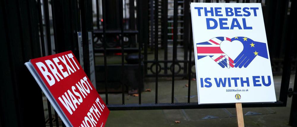 Protest-Plakate in der Downing Street in London an Heiligabend.