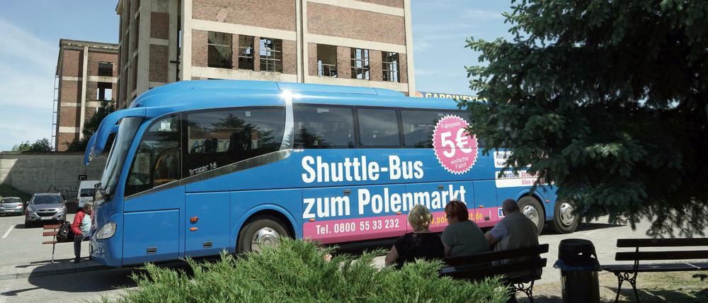 Der blaue «Shuttle-Bus zum Polenmarkt» steht an der Haltestelle auf dem Polenmarkt.