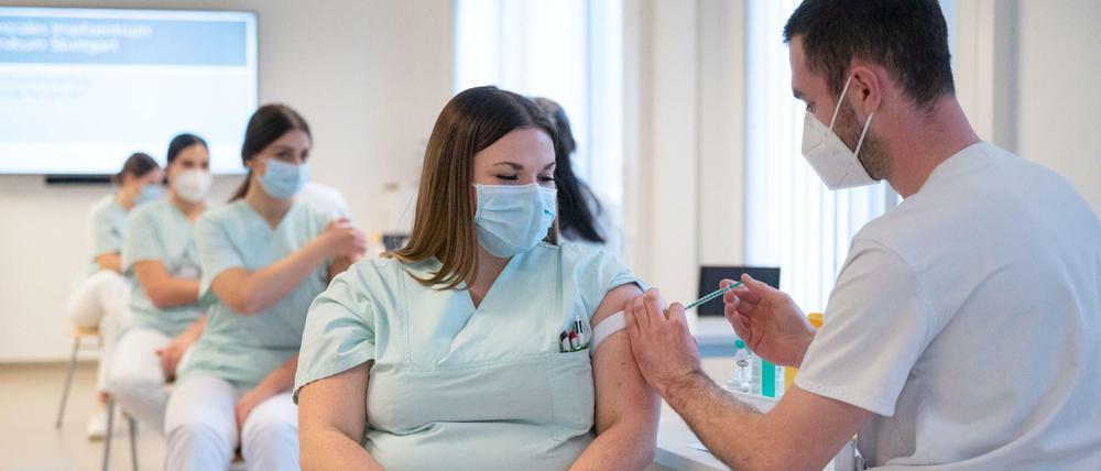 Medizinstudierende simulieren eine Impfung an Pflegeschülerinnen im Klinikum Stuttgart.