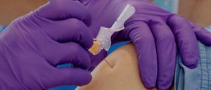 In den USA wird der Biontech/Pfizer-Impfstoff bereits verimpft (hier in Boston an eine Notärztin).