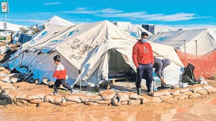 Vier Quadratmeter Platz hat eine Familie in den oft überfluteten oder zerfetzten Zelten im neuen Lager Kara Tepe auf Lesbos. 